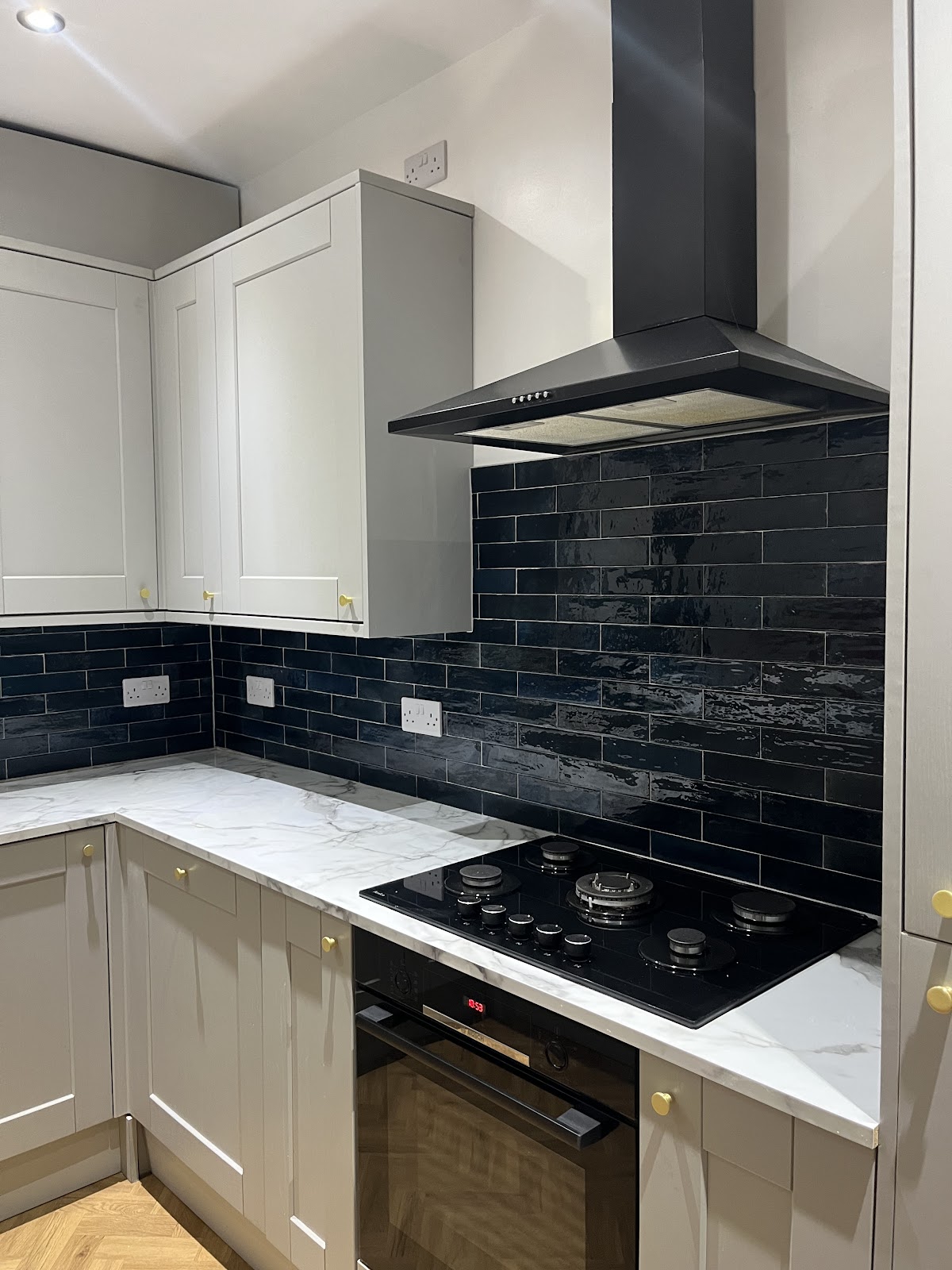Navy gloss metro splashback with marble-effect worktop