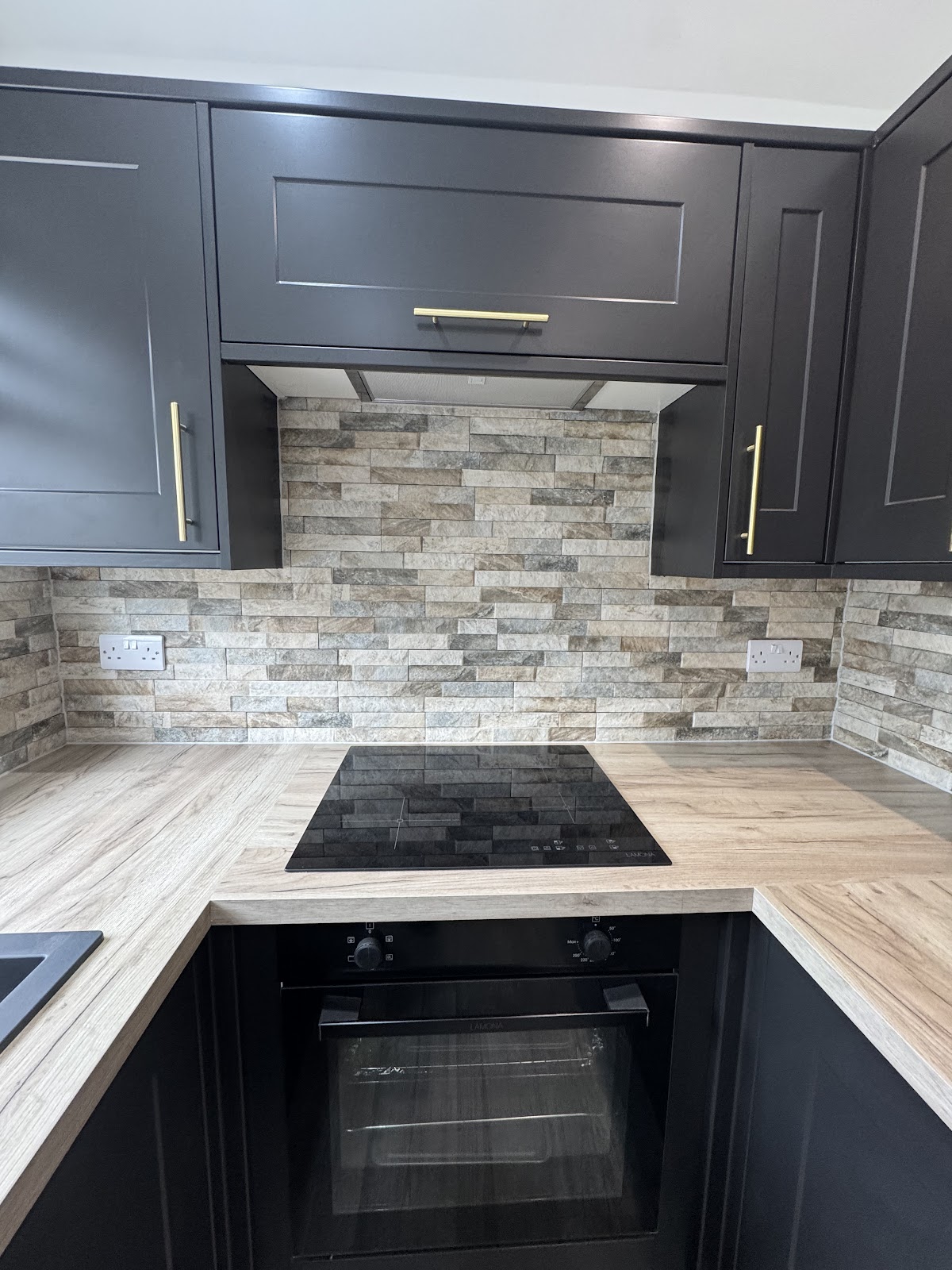 Split-face stone-effect brick kitchen splashback
