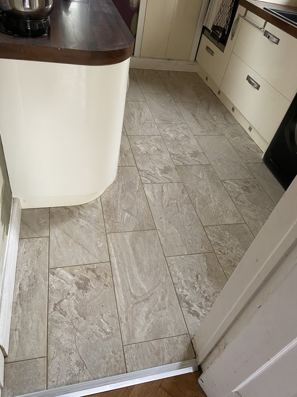 Grey stone-effect porcelain kitchen floor tiles
